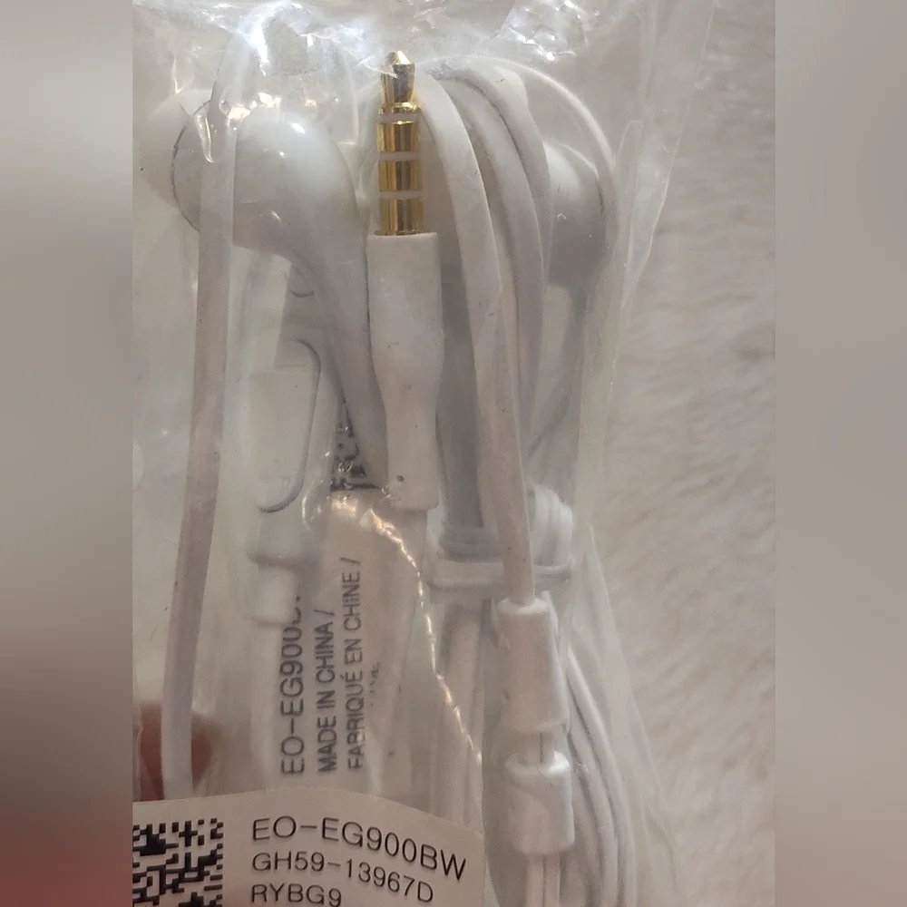 Samsung White Wired Earbuds with Mic